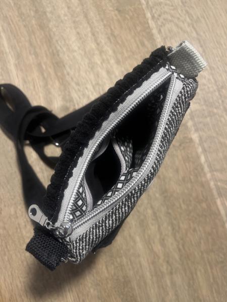 "Flickenwerk I mit Tasche" - SCHWARZ-CREME
